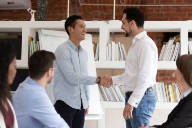 Orta Doğulu patron astı Asyalı işçilerle tokalaşıyor