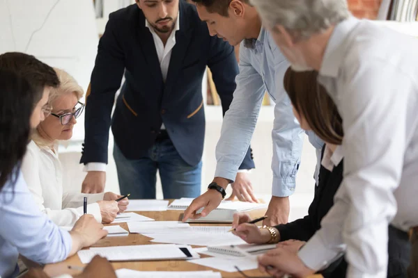 Multi-etnische zakenmensen brainstormen tijdens bureauvergadering in bestuurskamer — Stockfoto