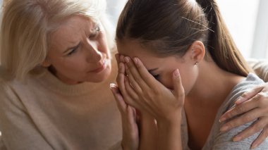 Sevgi dolu yaşlı bir anne, depresyondaki bir kızı teselli eder.