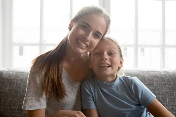 Jonge moeder en dochter praten met video bellen thuis — Stockfoto