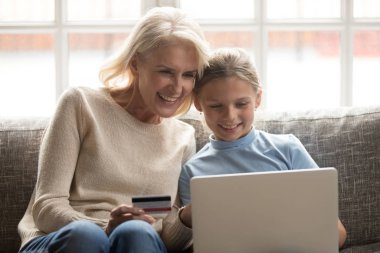 Büyükanne ve torun online alışverişte iyi eğlenceler.