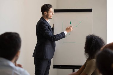 Çeşitli takım dinlemeci takım lideri ters çizelge üzerinde grafik gösteriyor