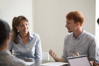 Çeşitli meslektaşlar şirket toplantısında yönetim kurulunda projeyi tartışıyor.