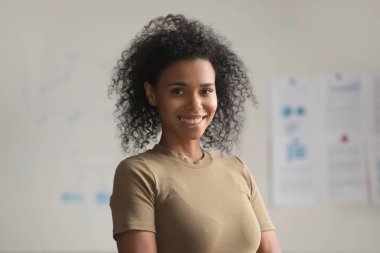 Vesikalık portre mutlu başarılı Afrikalı çalışan kameraya bakarak gülümsüyor