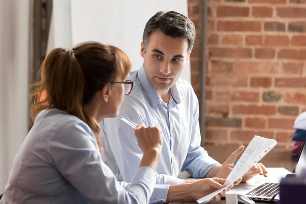 Volwassen werknemers zakenpartners financiers werken samen bij het analyseren van financieel verslag — Stockfoto