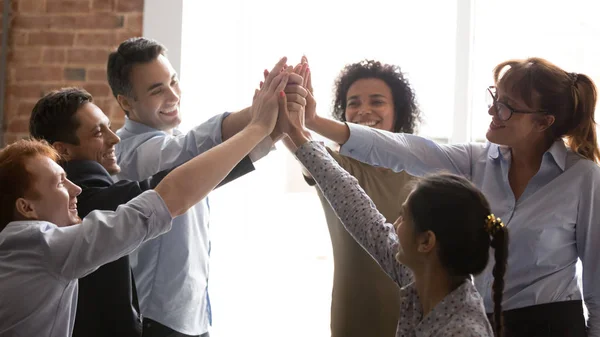 Nadšení multiraciální podnikatelé uspět cíl dává high five cítí šťastný — Stock fotografie