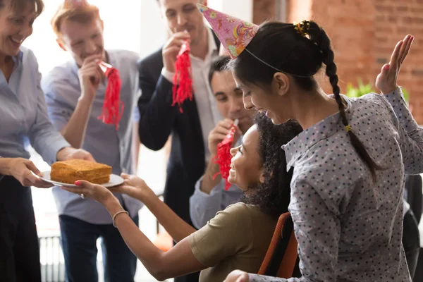 Empleado de raza mixta que recibe felicitación feliz cumpleaños de diversos colegas — Foto de Stock