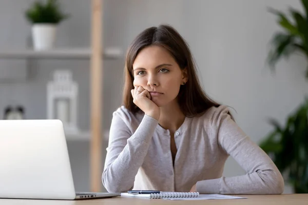 Zmęczona młoda kobieta czuje się znudzona pracą w laptopie — Zdjęcie stockowe