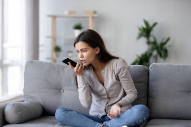 Deli kız evde akıllı telefondan konuşuyor.