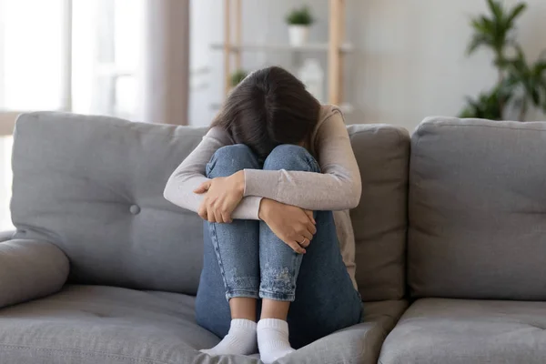 Депрессивная женщина чувствует тревогу страдают от психологических проблем — стоковое фото