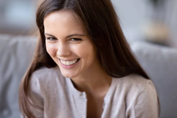 Gros plan de fille souriante riant à la blague drôle — Photo