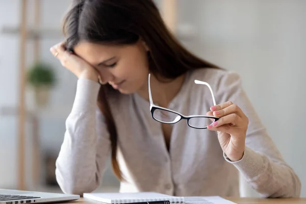 Uitgeput meisje af te nemen bril gevoel onwel — Stockfoto