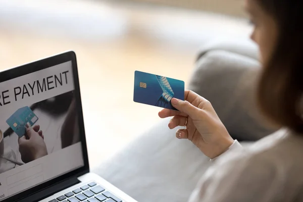 Zbliżenie kobieta trzymać kartę kredytową przy użyciu bezpiecznej płatności — Zdjęcie stockowe