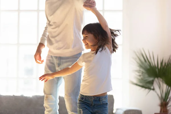 Close-up liefdevolle vader en kleine dochter dansen in huis — Stockfoto