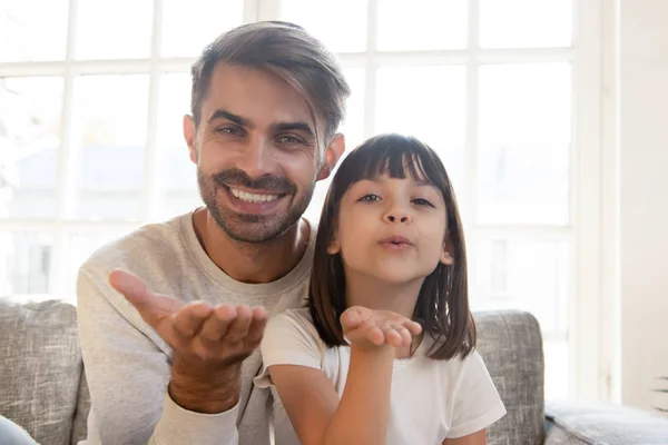 Portrait d'un père et d'une fille souriants faisant un appel vidéo — Photo