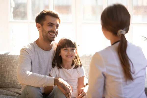 Glimlachende vader en dochtertje op bezoek bij kinderarts samen — Stockfoto