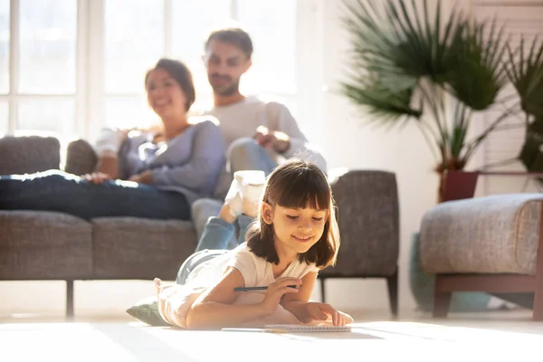 Gelukkig familie met kleine dochter besteden vrije tijd thuis — Stockfoto