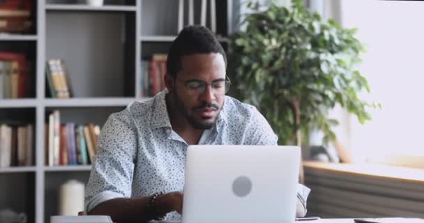 Chockad frustrerad afrikansk man känner sig stressad titta på datorn — Stockvideo