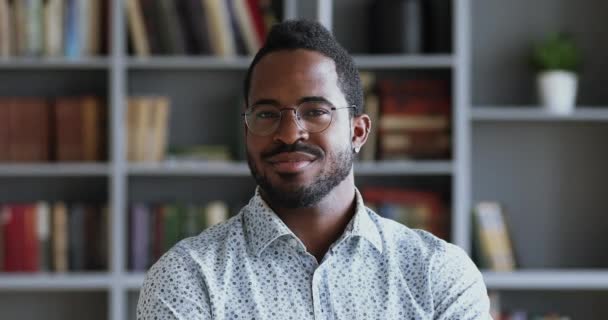 Feliz hombre de negocios afroamericano mirando a la cámara en la oficina, retrato — Vídeo de stock