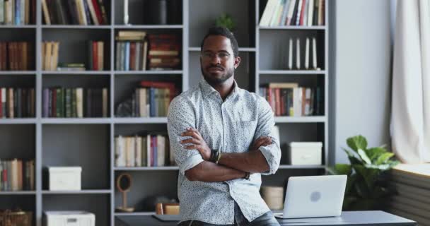 Homme d'affaires africain confiant posant dans un bureau moderne, portrait d'entreprise — Video