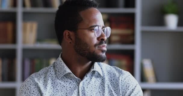 Feliz hombre africano soñador mirar hacia otro lado sueño sobre el buen futuro — Vídeos de Stock