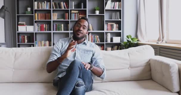 Millennial Afrikaanse Amerikaanse man blogger opname vlog in de woonkamer — Stockvideo