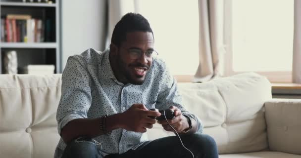 Cara africano feliz segurando joystick jogar videogame vencedor — Vídeo de Stock