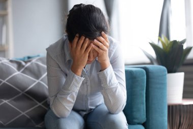 Depresyondaki Hintli kadın ruhsal stresten muzdarip.