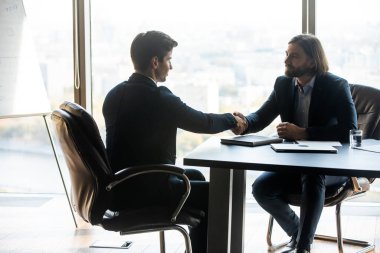 İş adamları pazarlıktan sonra el sıkışıyor