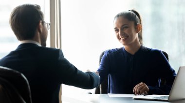 Çeşitli iş adamları toplantıda el sıkışıyor.