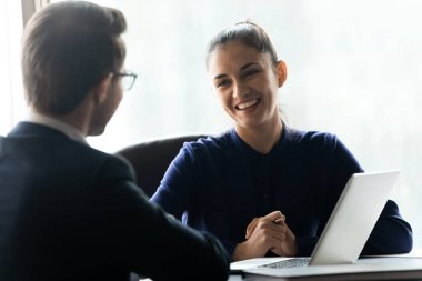 Ofisteki brifingde işbirliği yapan gülümseyen çeşitli iş adamları