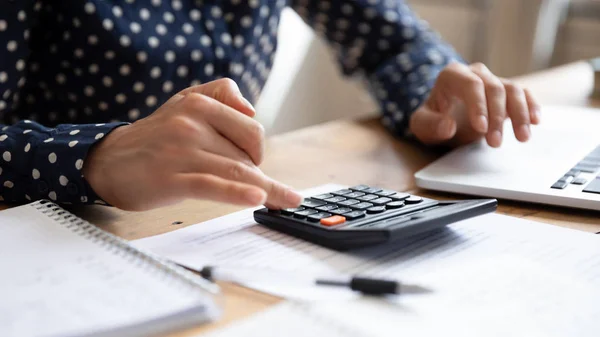 Mujer usando calculadora contar finanzas calcular facturas pagar en línea, primer plano —  Fotos de Stock