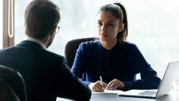 Exitosa mujer de negocios hablar con un colega masculino en la sesión informativa — Foto de Stock