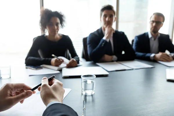 Multie-etnische werkgevers interviewen kandidaat bij vergadering in functie — Stockfoto