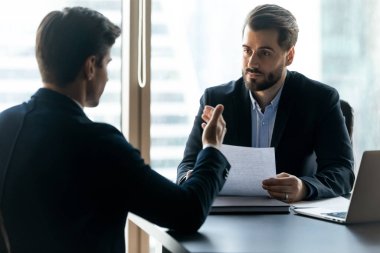 İş görüşmesinde beyaz işverenle erkek başvurusunda bulunma