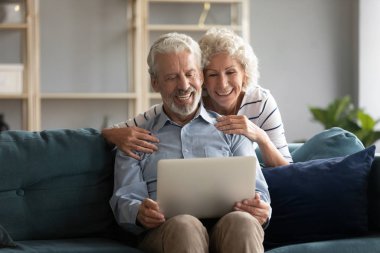 Yaşlı eşler internette yetişkin çocuklarla görüntülü konuşma yapıyorlar.