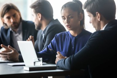 Çok ırklı çalışanlar toplantıda işbirliği yapan iş fikirlerini tartıştılar