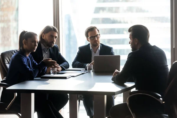 Männliche Kandidaten sprechen beim Vorstellungsgespräch im Büro — Stockfoto