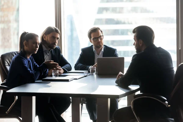 Candidato masculino habla en entrevista de trabajo en la oficina —  Fotos de Stock