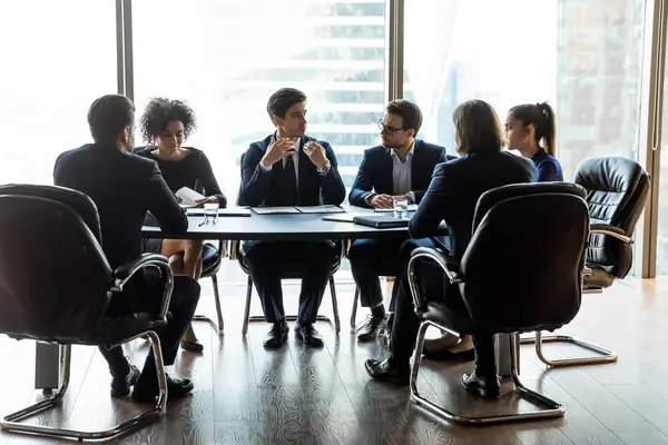 Colegas multiétnicos lluvia de ideas discutir ideas de negocios en la reunión — Foto de Stock