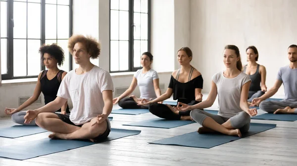 Kolay Koltuk egzersizi yapan, yoga yapan çeşitli gençler.