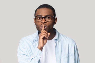 Afrikalı adam parmağını dudaklarına koydu mu sessiz olur.