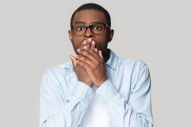 Afrikalı korkmuş adam elleri kameraya aval aval bakıyor.