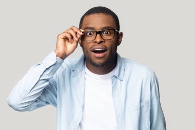 Kameraya bakan Afrikalı adam gözlerine inanamıyor.