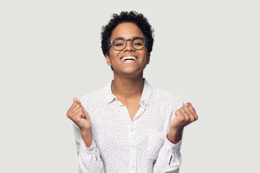 Afrikalı kadın yumruklarını sıkınca mutlu oluyor. Başarı stüdyo çekimlerini kutluyor.