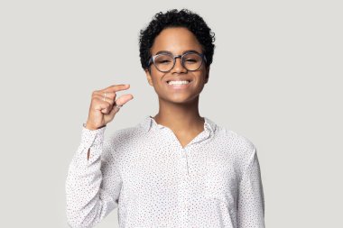 Afrikalı kadın parmaklarıyla küçük bir stüdyo resmi gösteriyor.