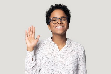 Afrikalı kadın el sallıyor Stüdyo çekimlerini selamlıyor
