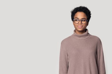 Kadın, arka planda kenara çekilip boşluğa yan bakıyor