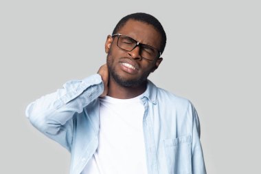 Afrikalı sağlıksız adam boynu tutulmuş stüdyo çekiminden muzdarip.