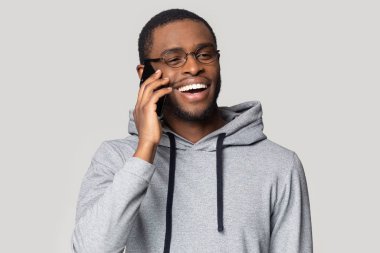 Afrikalı adam akıllı telefon stüdyosunun çektiği görüntüleri kullanarak uzak sohbetlerden hoşlanıyor.